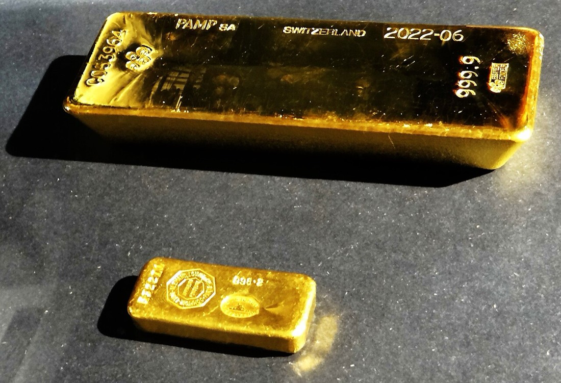 A central bank gold ingot, the physical asset behind the 2026 price forecasts from JPMorgan and Goldman Sachs